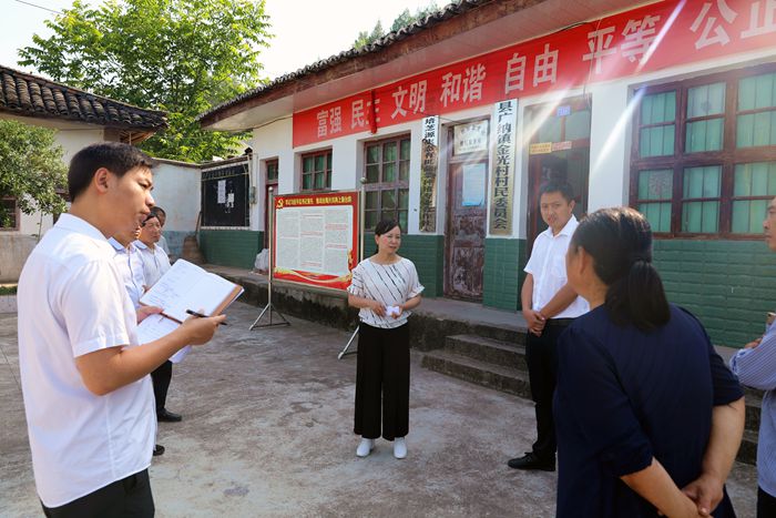 …在胡林,向强,赵德才,龙云跃,彭金元等困难群众家中,何清华通过实